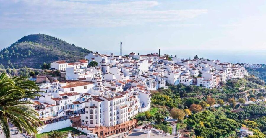 From Malaga: Private Guided Day Trip to Nerja and Frigiliana