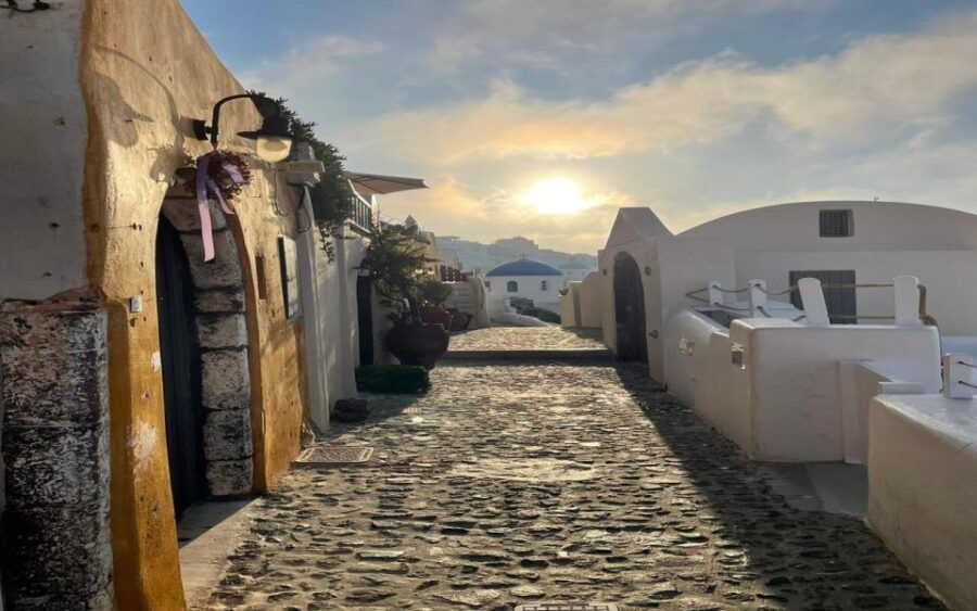 From Santorini: Guided Oia Morning Tour With Breakfast