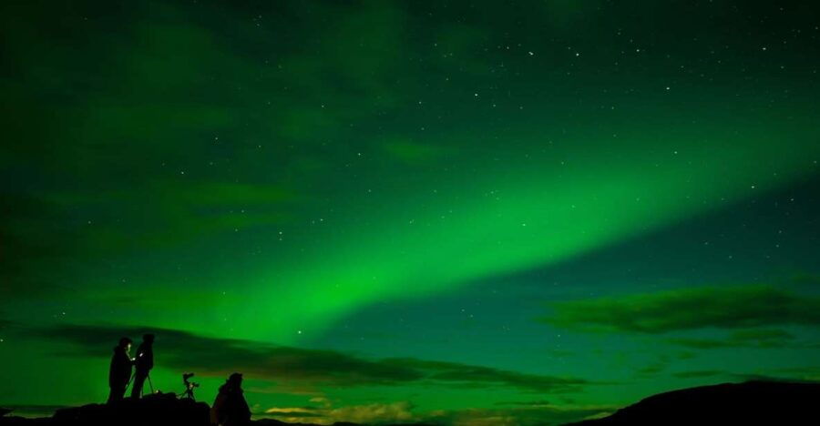 From Tromsø: Northern Lights Chase Tour With Snacks & Drinks