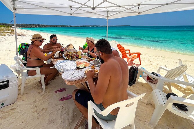 Full Day Private Tour to Bahía De Las Aguilas and Hoyo Pelempito
