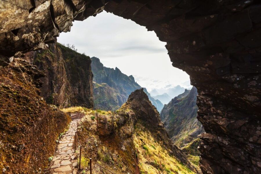 Funchal/Caniço: Stairway to Heaven Hike From Pico Arieiro