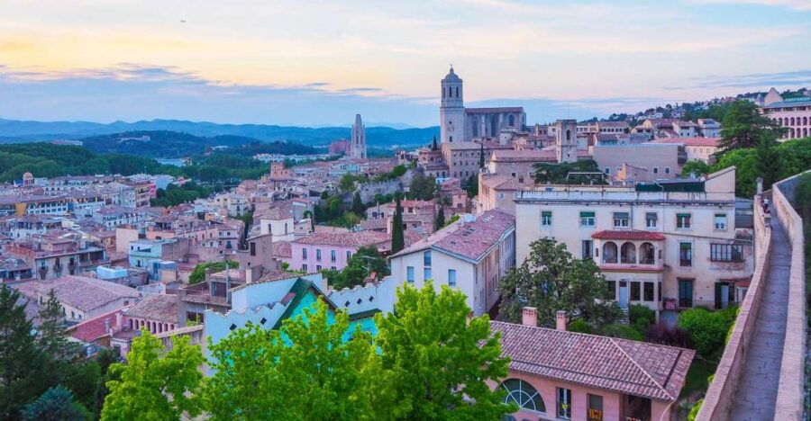 Girona: Guided 2-Hour Walking Tour With Food Tasting