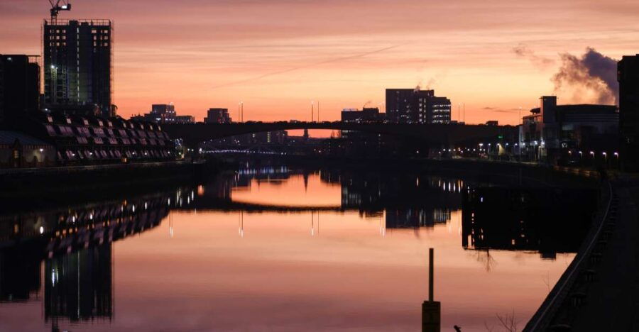 Glasgow: Express Walk With a Local in 15 Minutes