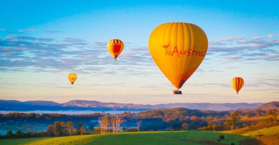 Gold Coast: Hot Air Balloon Flight and Vineyard Breakfast