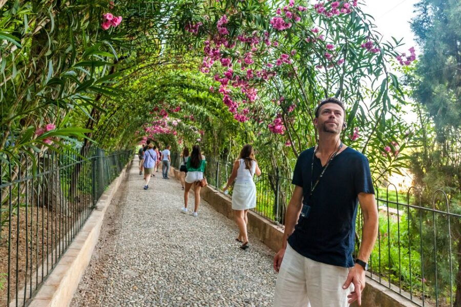 Granada: Alhambra and Generalife Garden Ticket & Guided Tour
