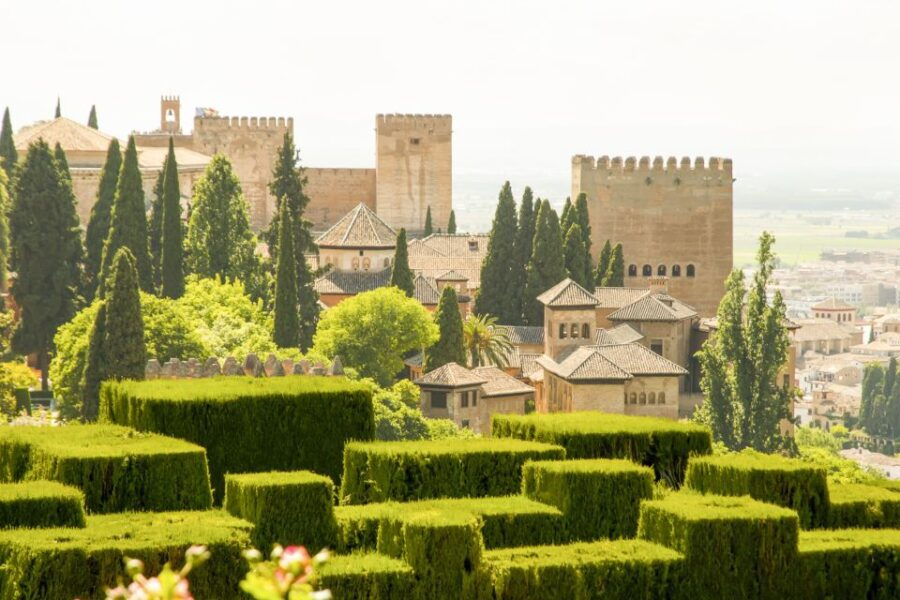 Granada: Alhambra Gardens, Generalife & Alcazaba Guided Tour