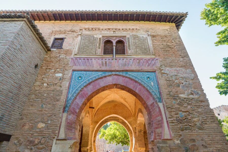 Granada: Alhambra Ticket and Guided Tour With Nasrid Palaces