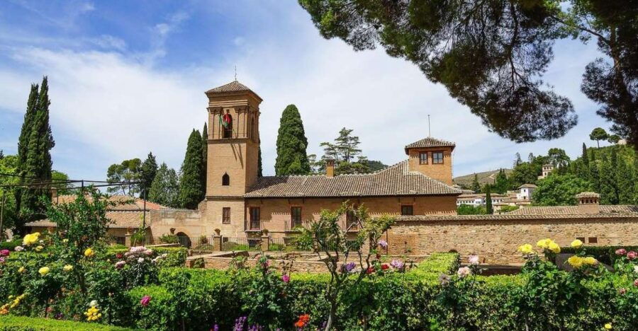 Granada: Private Alhambra and Downtown Tour With Cava