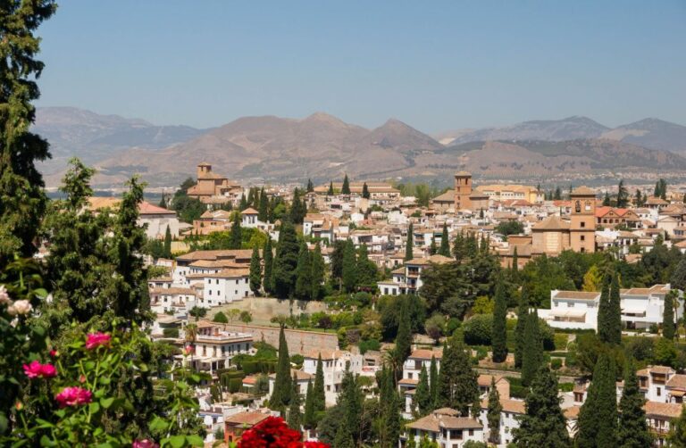 Granada: Private Fast-Track Alhambra and Albaicin Tour