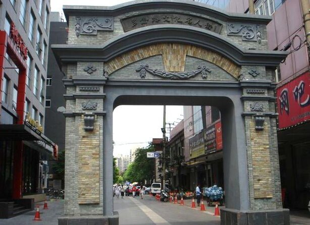 Half-Day Architectural Private Walking Tour With Authentic Food