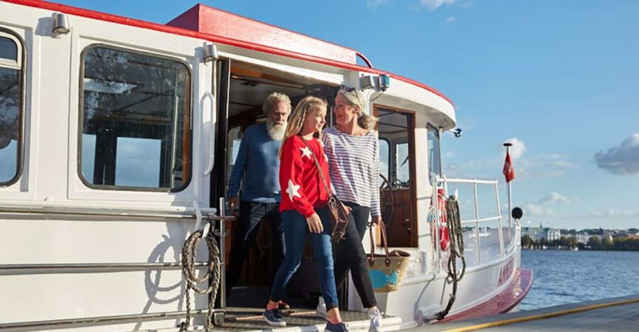Hamburg: Alster River Hop on Hop Off Cruise