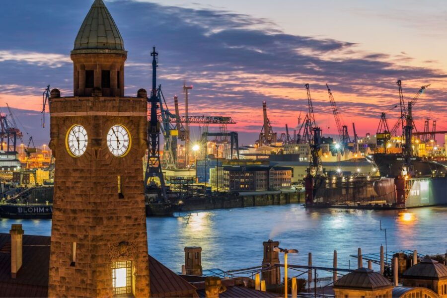 Hamburg: First Discovery Walk and Reading Walking Tour