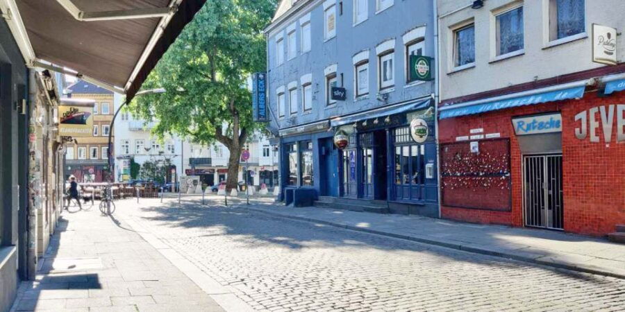 Hamburg: Reeperbahn Self-Guided Interactive Walking Tour