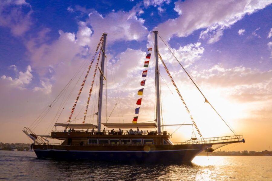 Hurghada: Sunset Dinner Sailing Cruise & Live Music