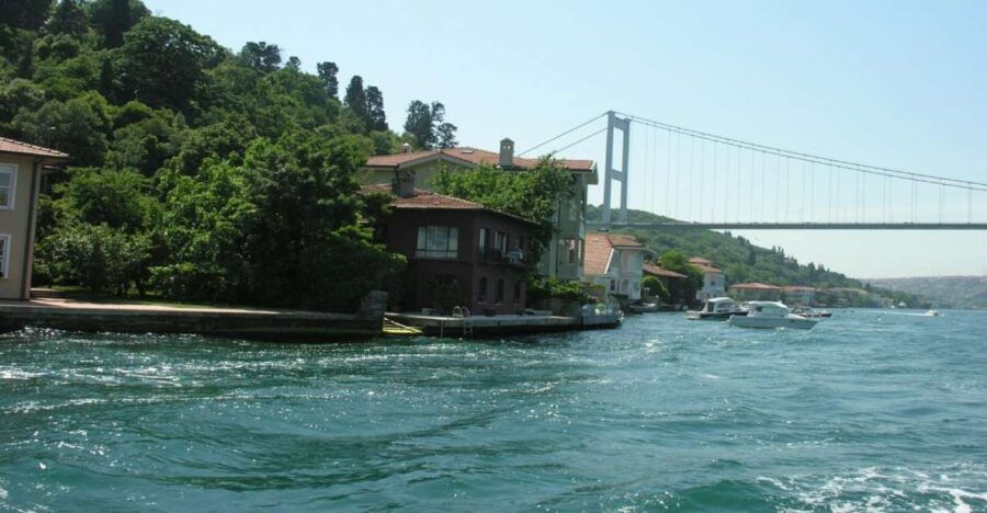 Istanbul: Bosphorus Sightseeing Boat Tour With Guide - Good To Know