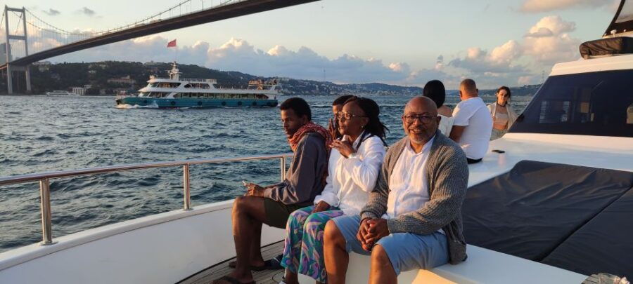 Istanbul: Bosphorus Sunset Cruise With Live Guide and Drinks - Good To Know