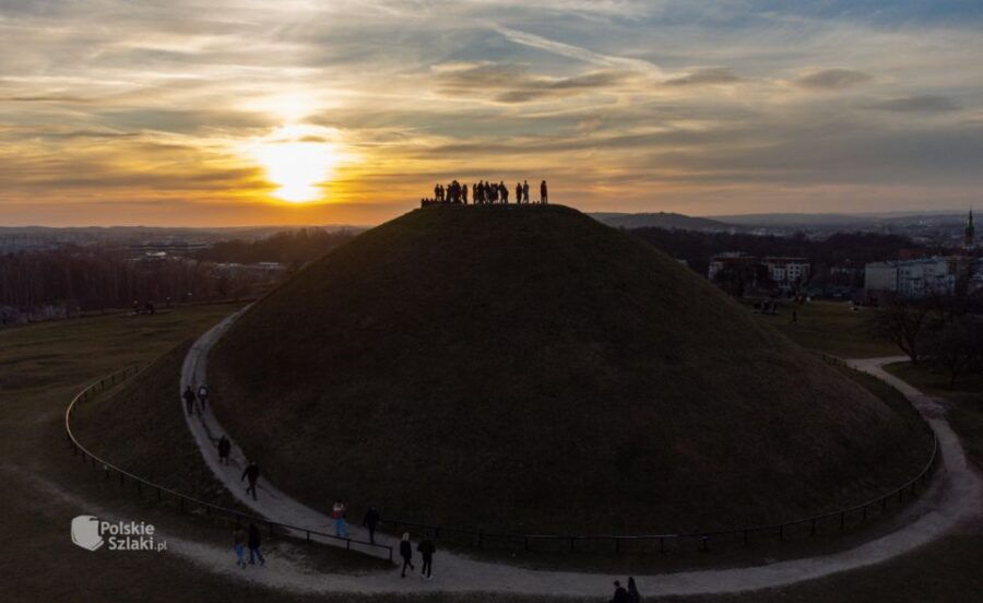 Kraków at Night Tour: Evening Walk With Torches - Good To Know