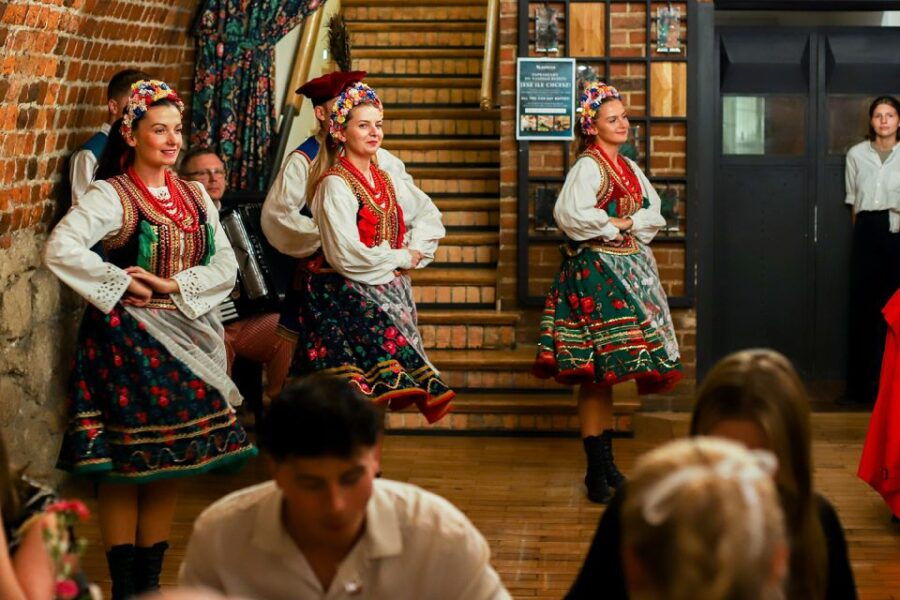 Krakow : Folk Show Dinner Drinking and Fun ! Book Now! - Good To Know