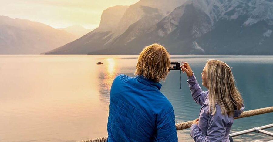 Lake Louise: Open-Top Shuttle to Moraine and Lake Louise