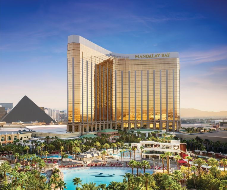 Las Vegas: Shark Reef Aquarium & VR Experience Entry Ticket