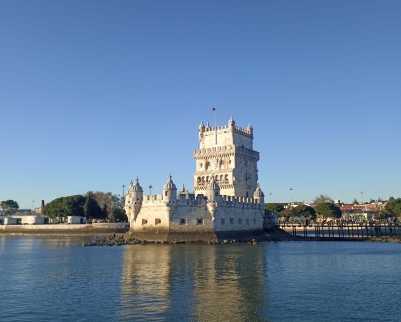 Lisbon: Private Sailboat Tour With Welcome Drink - Good To Know