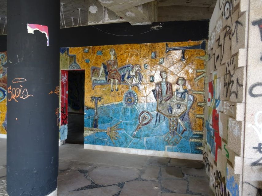 Lisbon: Private Tuk-Tuk Street Art Tour