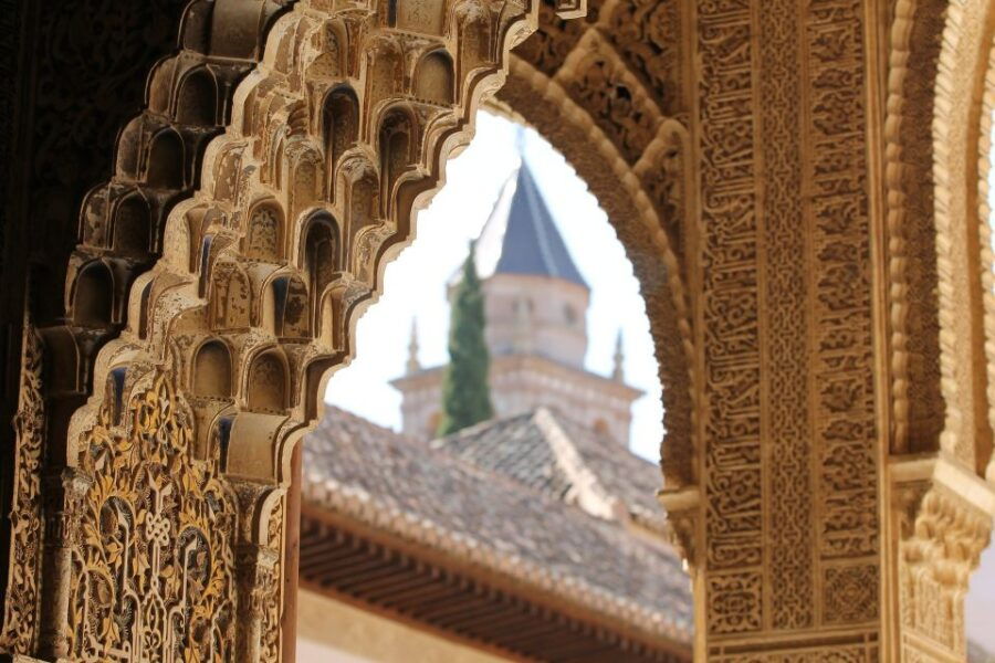 Malaga: Granada Day Trip With Alhambra, Palaces and Gardens - Good To Know