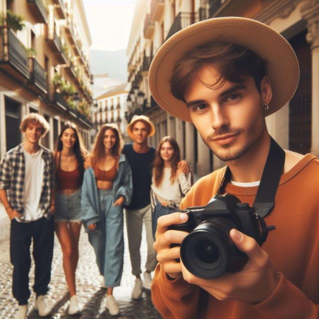 Malaga: Sightseeing Treasure Hunt & Private Paparazzi