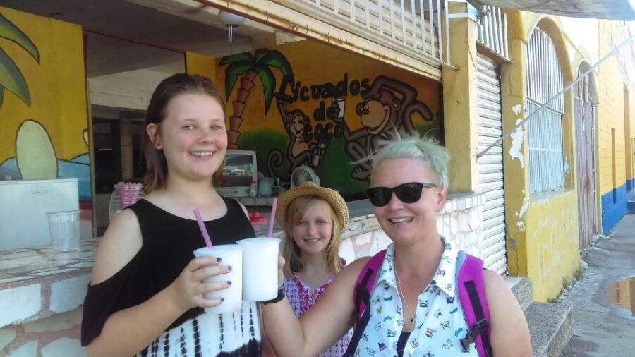 Mazatlan: Barrio Bites Tour in a Traditional Taxi