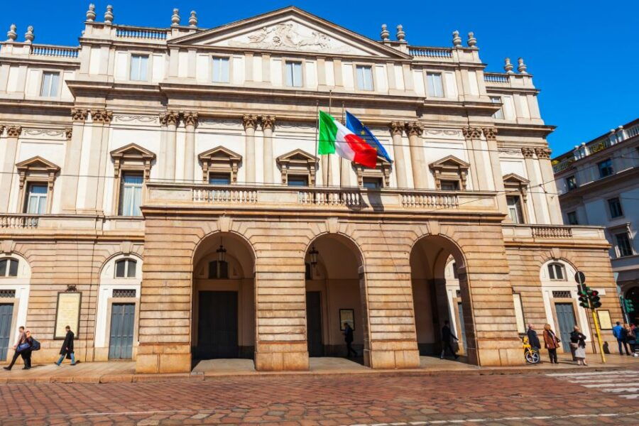 Milan: First Discovery Walk and Reading Walking Tour