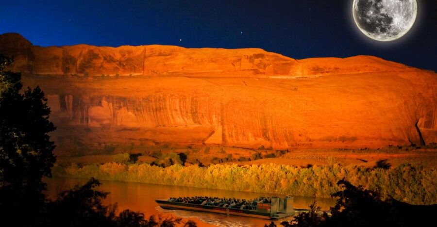 Moab: Colorado River Dinner Cruise With Music and Light Show