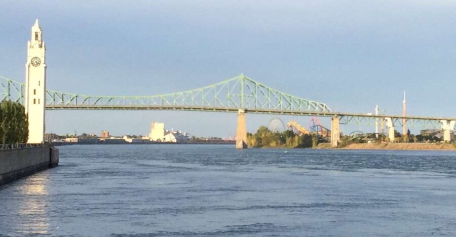 Montreal: Self-Guided Walking Tour & Scavenger Hunt