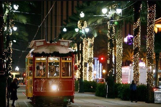New Orleans Jingle Bells, Booze, History, Paranormal and Voodoo Walking Tour