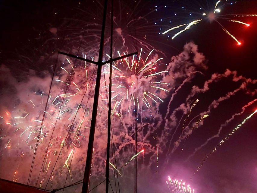 New Year's Eve Fireworks Sail With Sparkling Wine - Good To Know