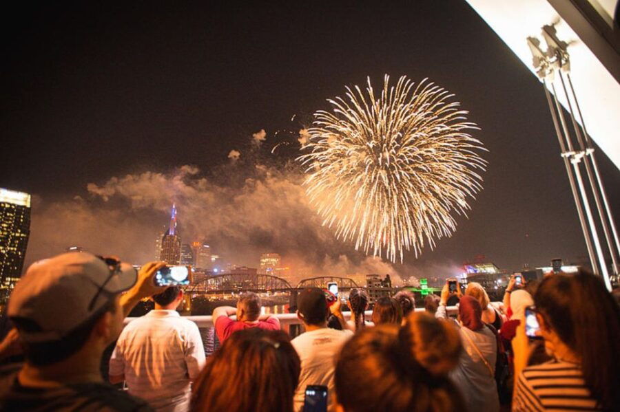 Niagara Falls, USA: Lights Show and Fireworks Tour by Bus