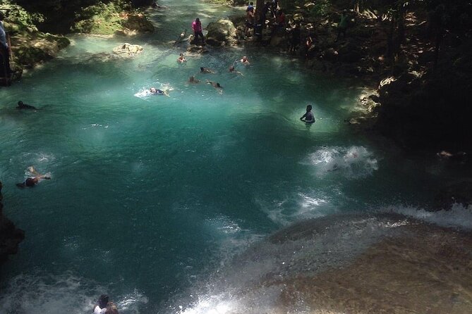 Ocho Rios/Private Tour to Famous Blue Hole and Local Farm in the Countryside