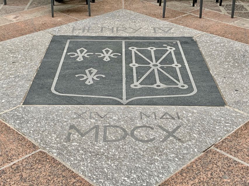 Paris: History of Crime Smartphone Audio Guide Walking Tour - Good To Know