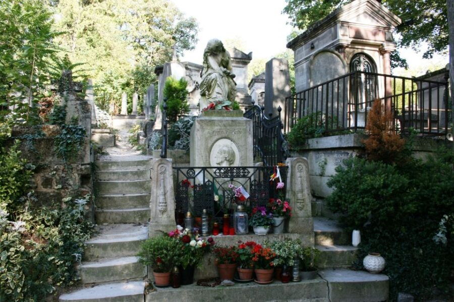 Paris: Stories of Père Lachaise Cemetery Walking Tour - Good To Know