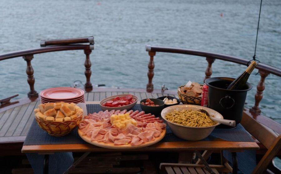 Portovenere: Sunset Cruise With Aperitif and Dinner - Good To Know