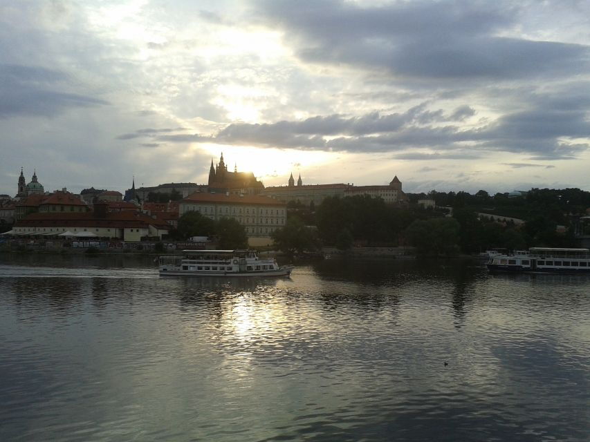 Prague: 3-Hour Evening River Cruise With Dinner - Good To Know