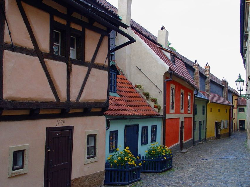 Prague: Walking Tour With Prague Castle Entry Ticket & Drink