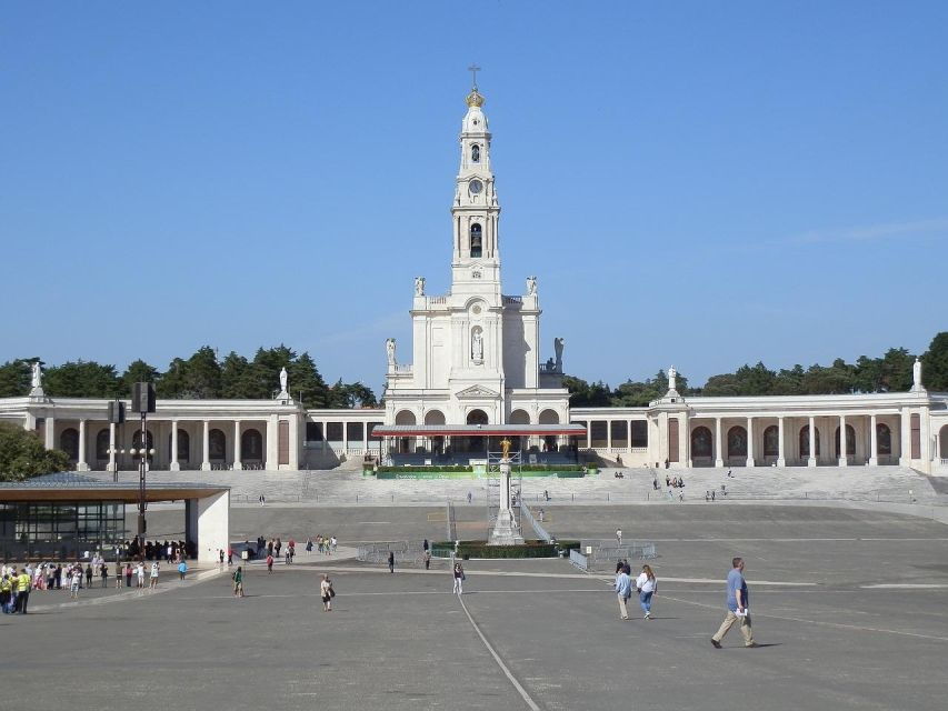 Private Full-day Tour to Fátima Nazaré and Óbidos