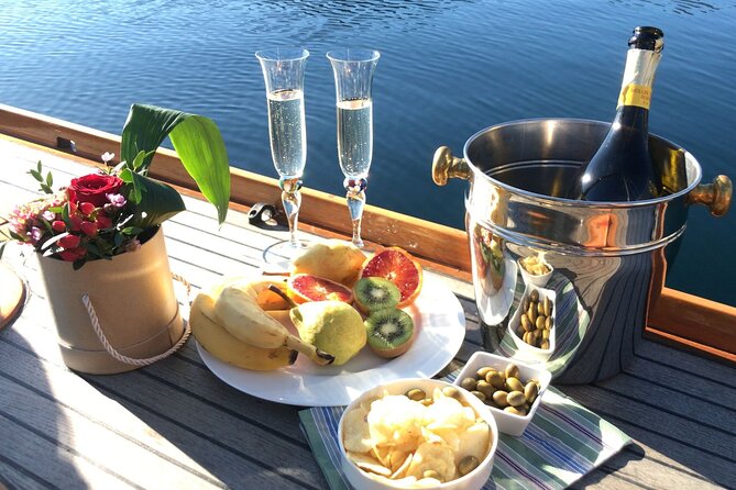 Private Guided Sailing Boat Tour on Lake Como With Aperitif