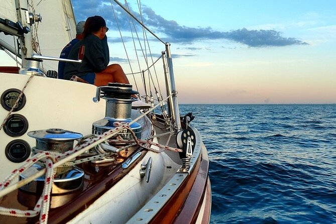 Private Lake Michigan Sailing Charter and Sightseeing Chicago Skyline Cruise