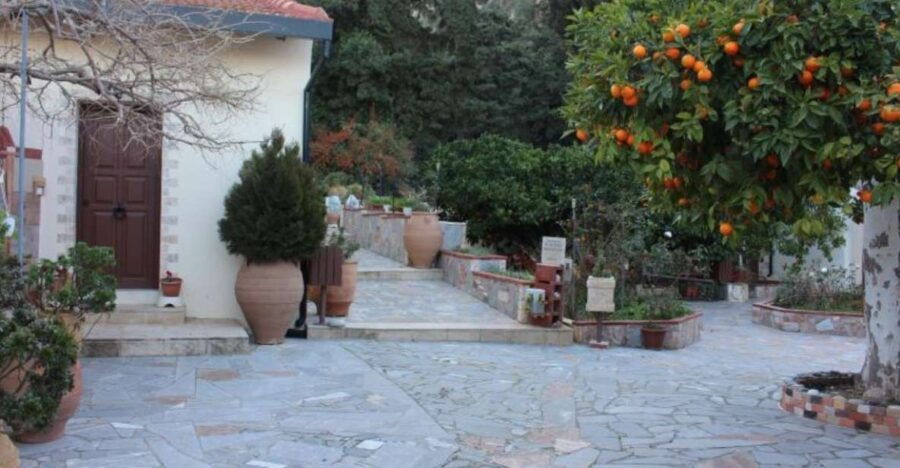 Private Tour to Savathiana Monastery With Minivan - Good To Know