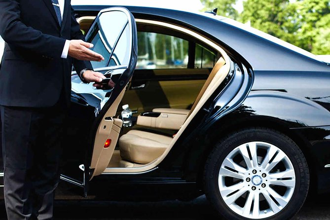 Private Transfer: Toronto Pearson Airport or Queens University Kingston or Town