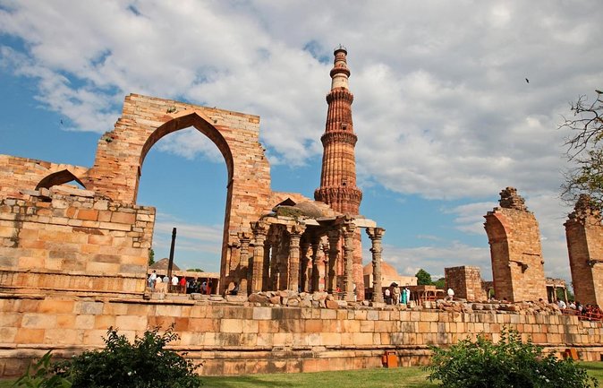 Private Walking Tour: South Delhi Heritage Including Qutub Minar and Mehrauli Archaeological Park