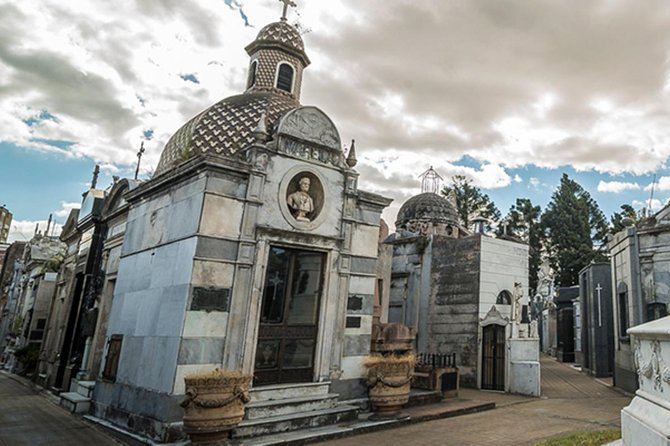 Recoleta Cemetery Tour: Dive Into History