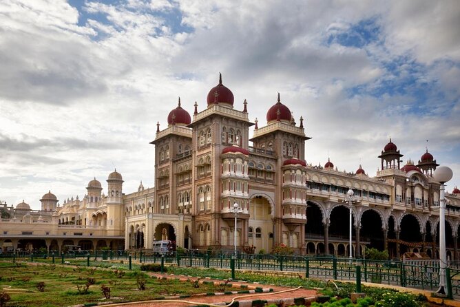Royal Mysore Tour From Bangalore in Private Car With Guide and Lunch