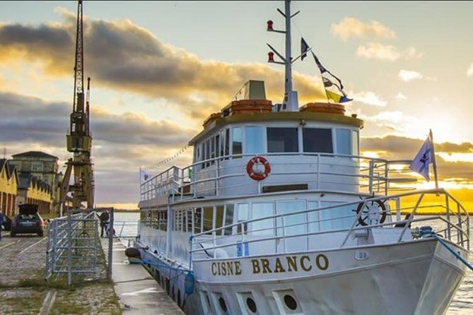 Sailing in Guaíba With White Swan Boat – Porto Alegre